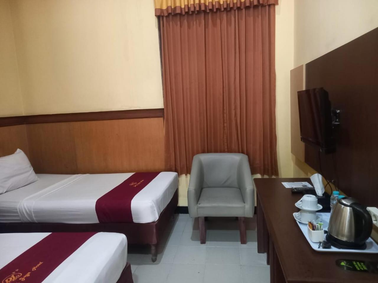 Urbanview Hotel Dedy Jaya Brebes Exterior photo